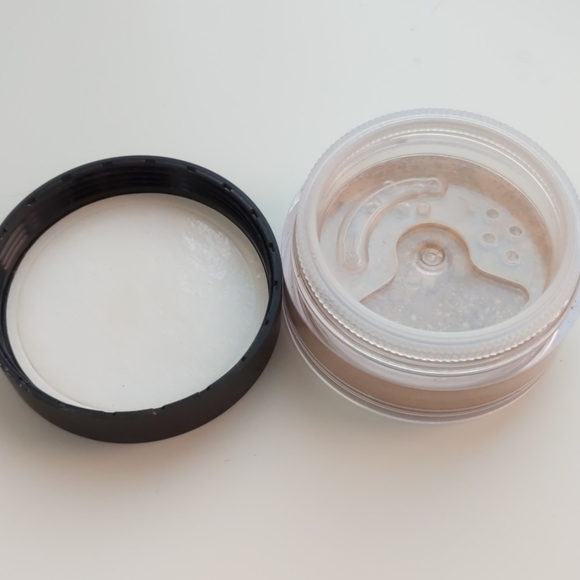 SOLD.bareMinerals Original Loose Powder Foundation - Picture 3 of 3
